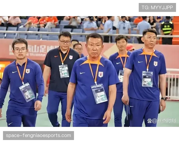 中甲某俱乐部前官员因涉嫌操纵赛果被警方带走调查，足协表态将严肃处理