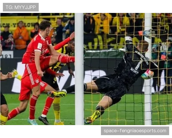 特写镜头：兰斯小将攻入绝平球后，冲向看台与患病的母亲庆祝